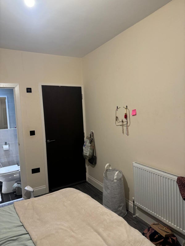 Room Lawrence Close in Greater London