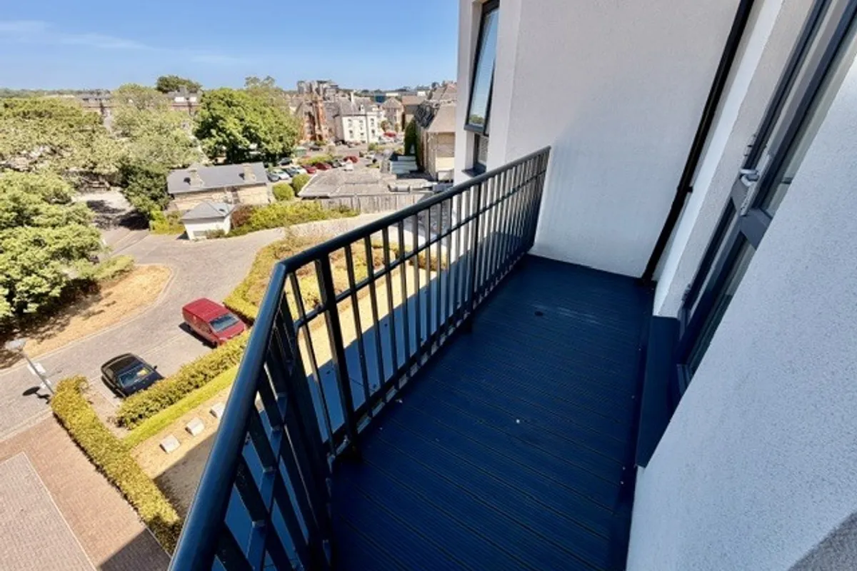 Flat West Cliff Road in Bournemouth