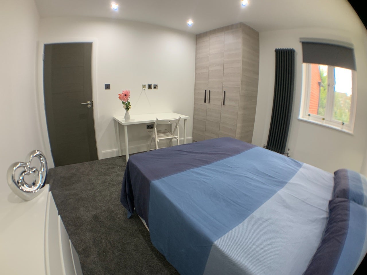 Room Chambers Lane in Greater London