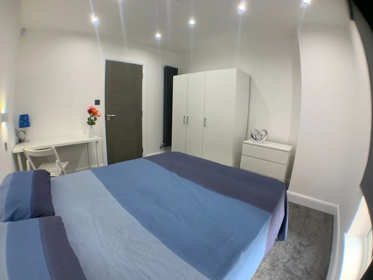 Room Chambers Lane in Greater London