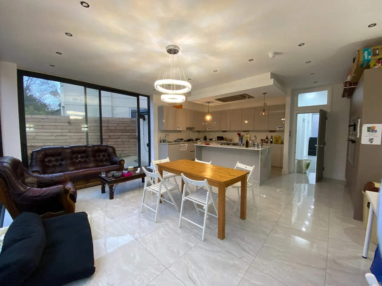 Room Chambers Lane in Greater London