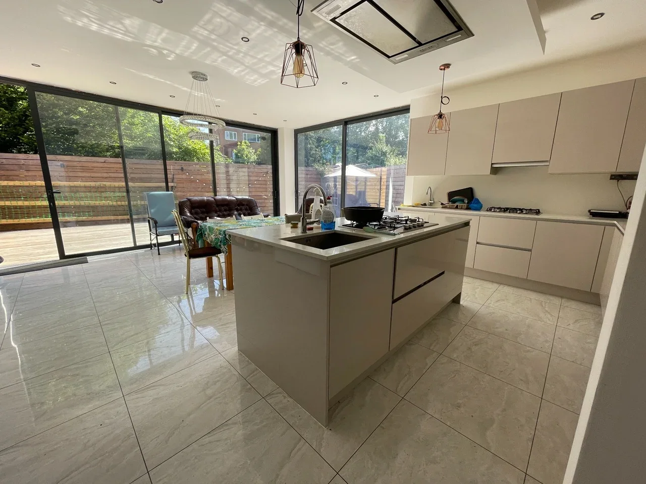 Room Chambers Lane in Greater London