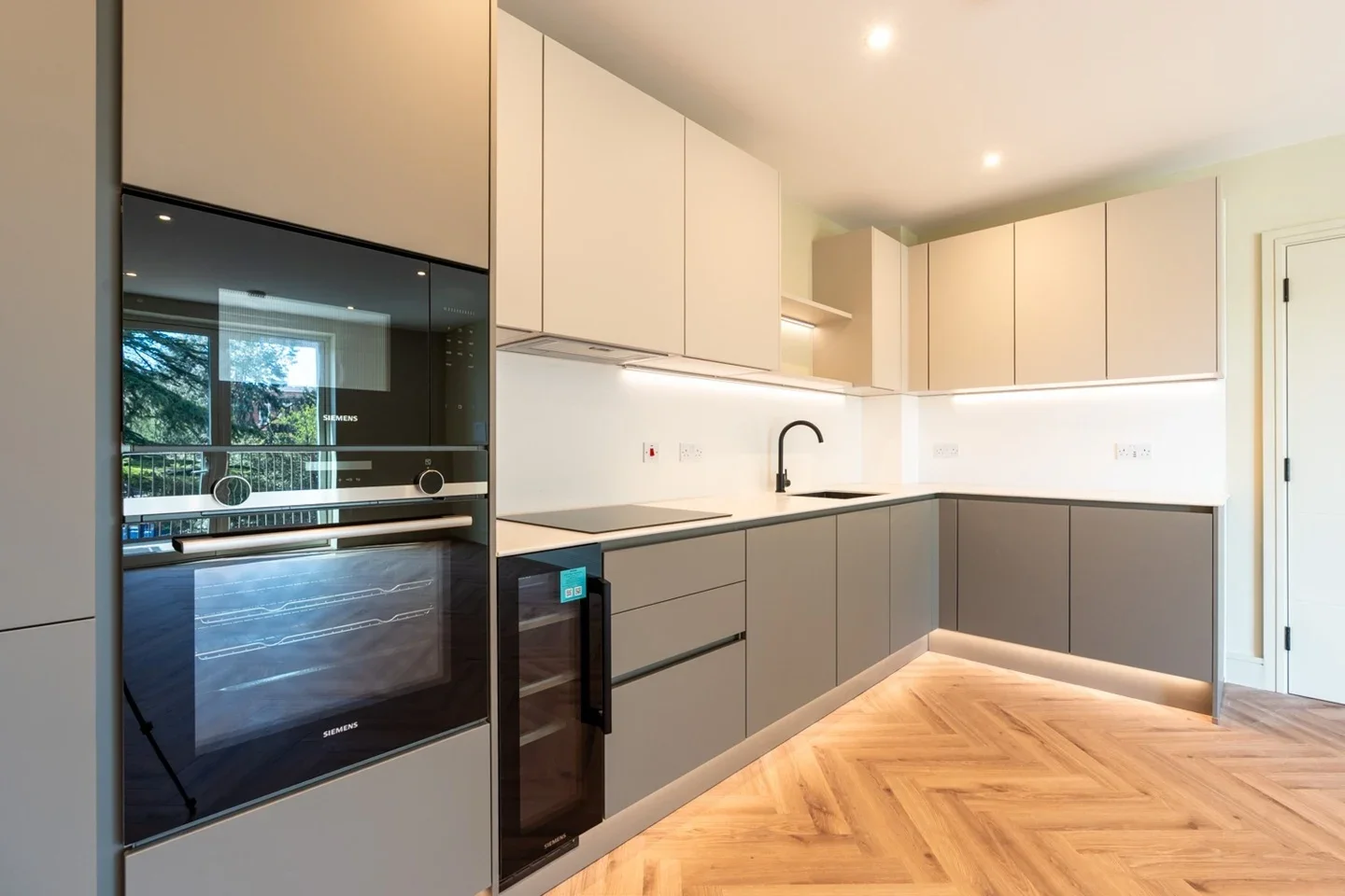 Flat Lapidge Drive in Greater London
