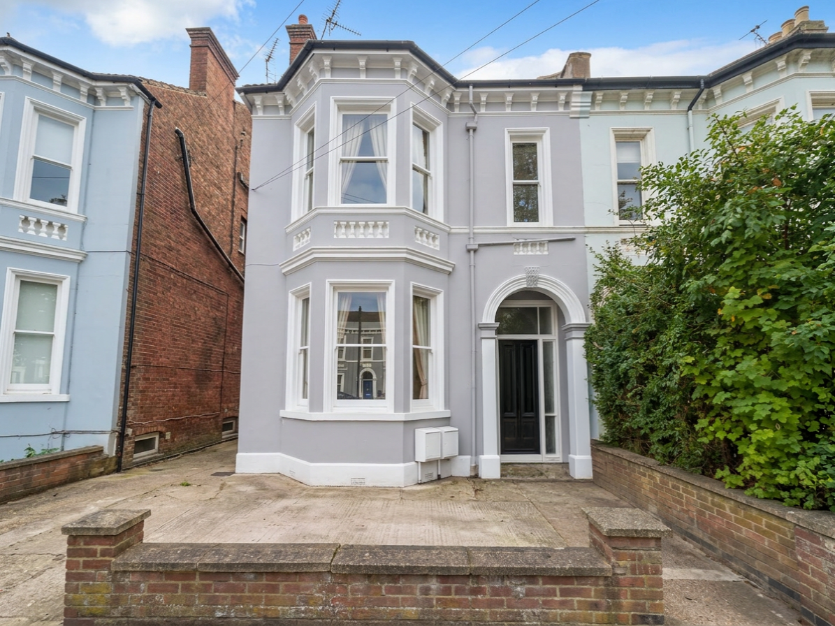 House Avenue Road in Royal Leamington Spa