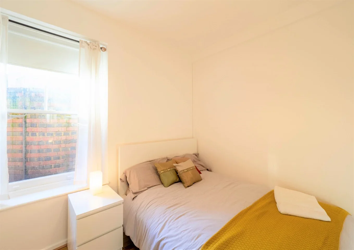 Flat Queen Caroline Street in Greater London
