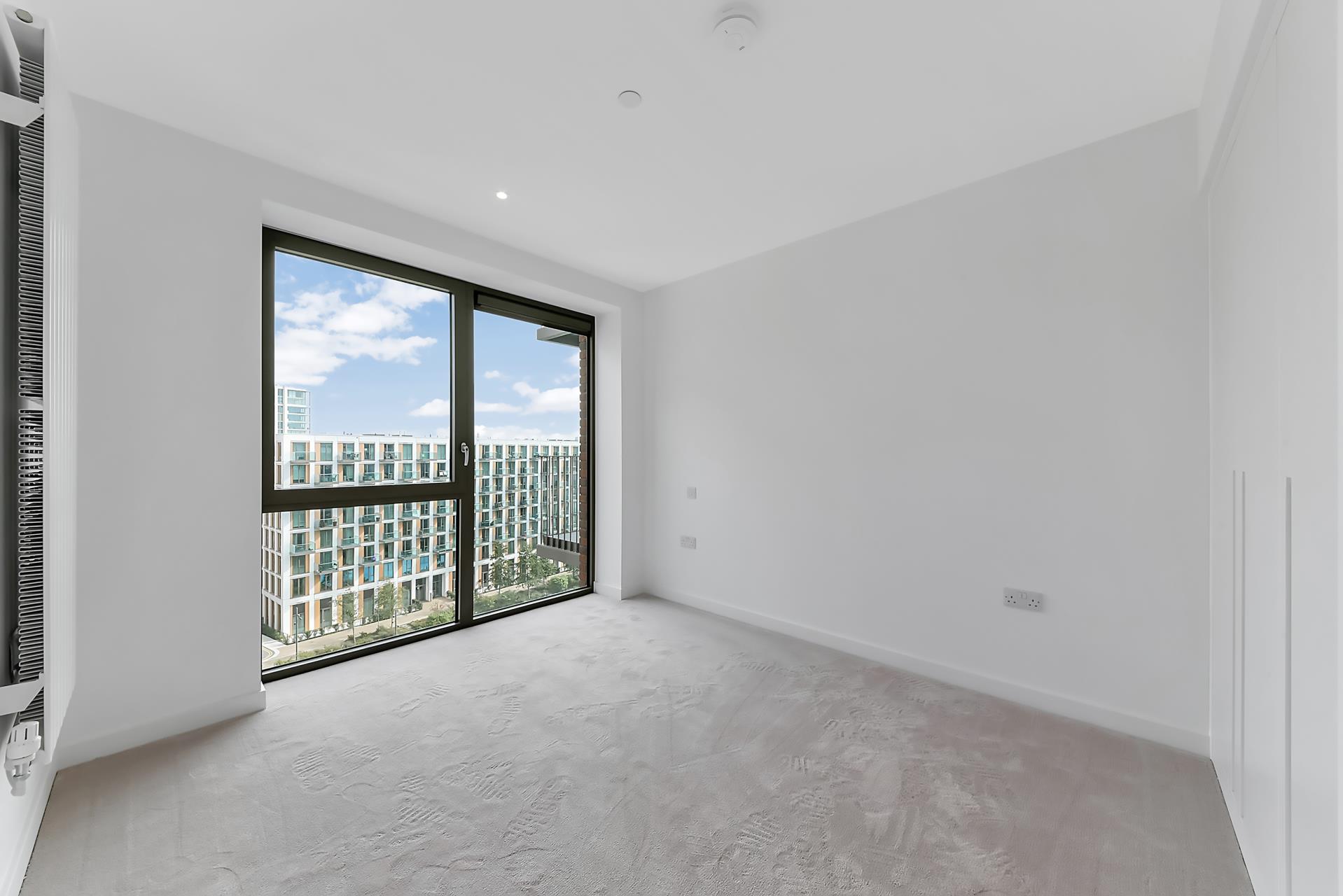Flat Royal Crest Avenue in Greater London