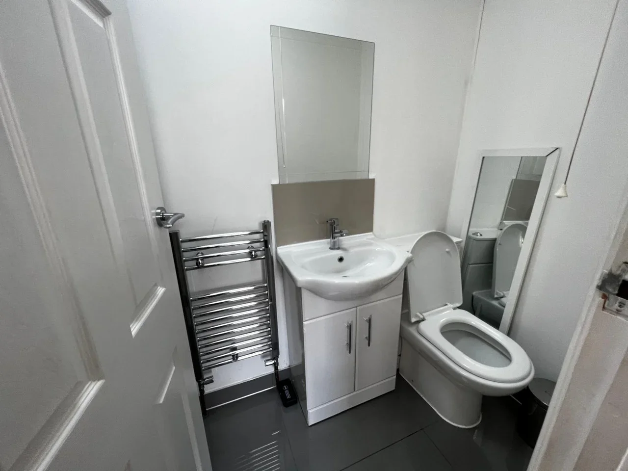 Flat Kenworthy Road in Greater London