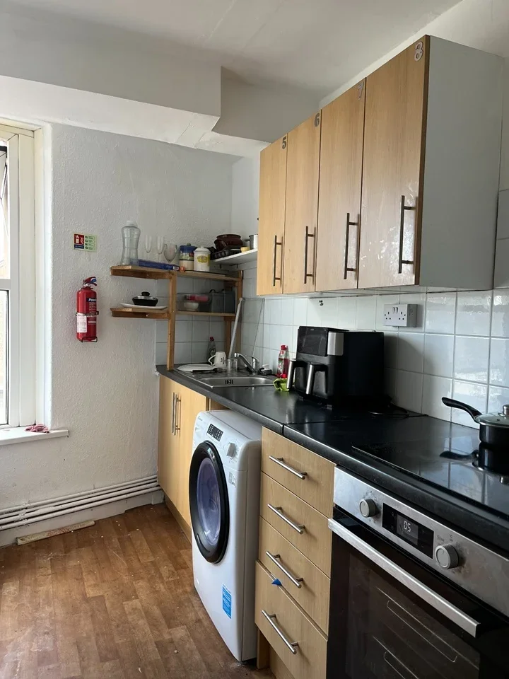 Room Cowbridge Road East in Cardiff