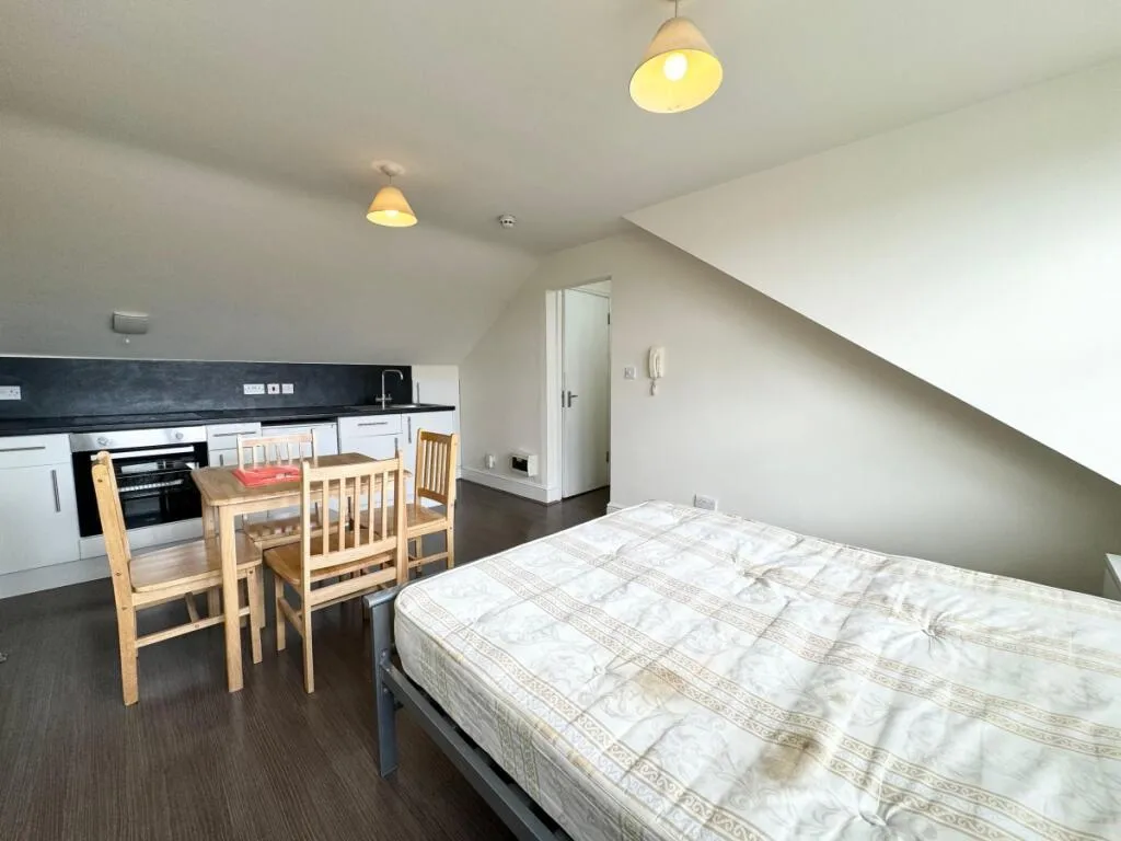 Flat Clarendon Road in Greater London