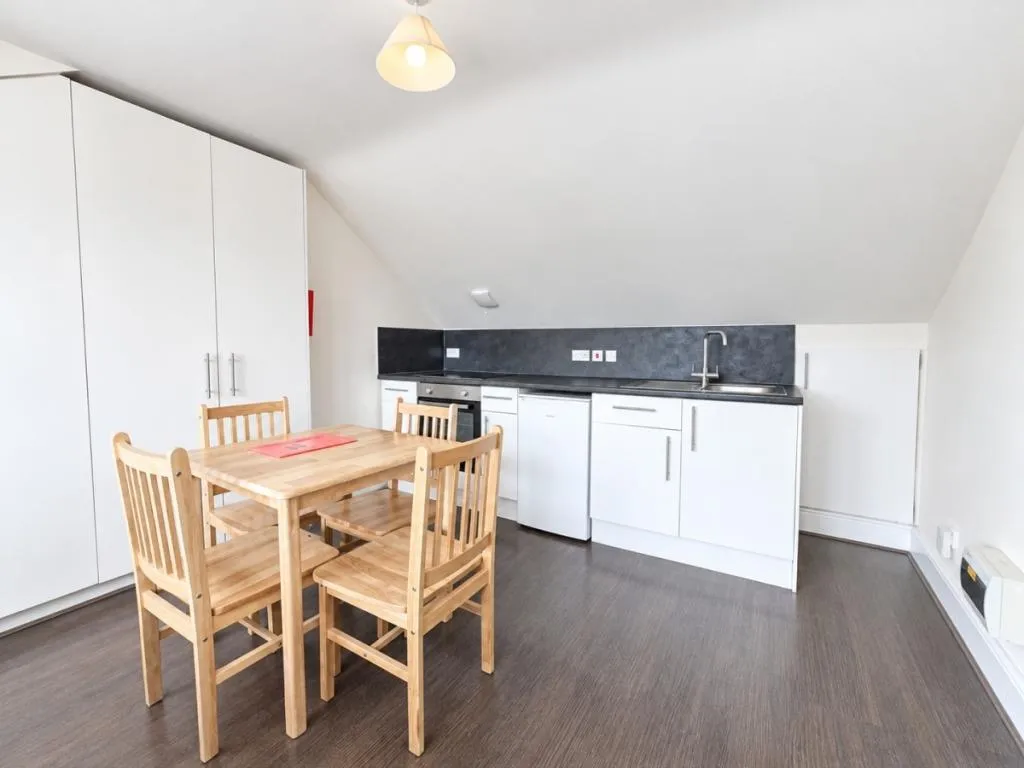 Flat Clarendon Road in Greater London