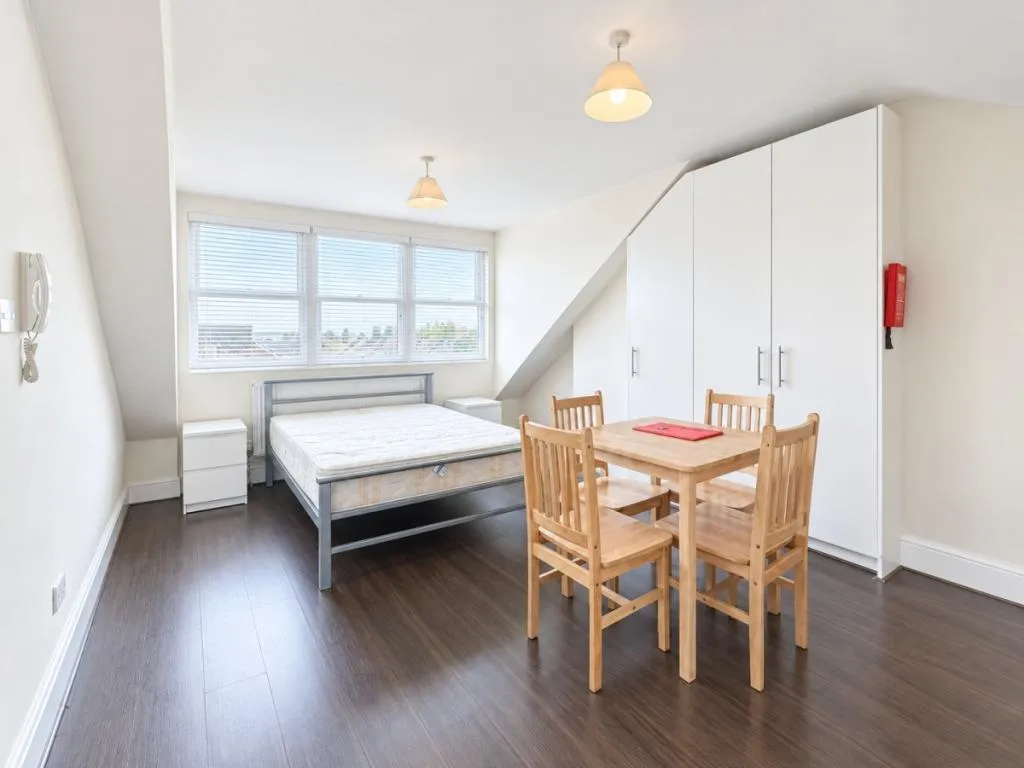 Flat Clarendon Road in Greater London