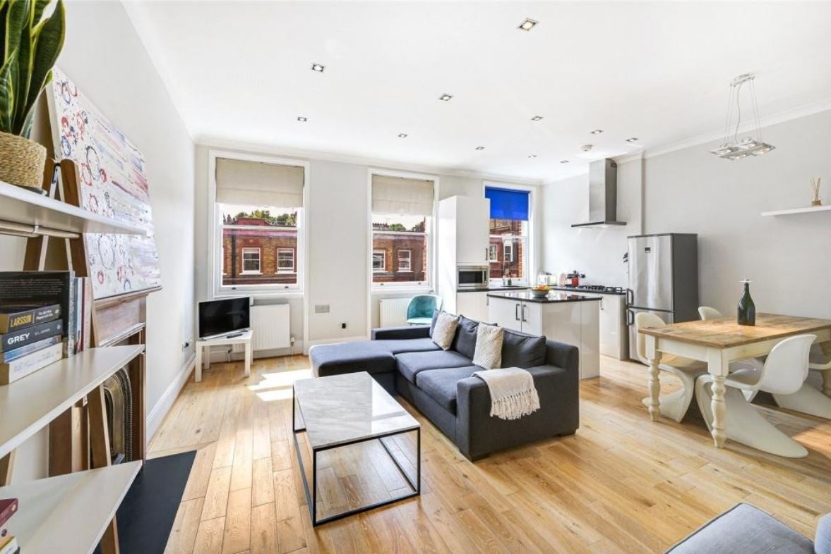 Flat Rosary Gardens in Greater London