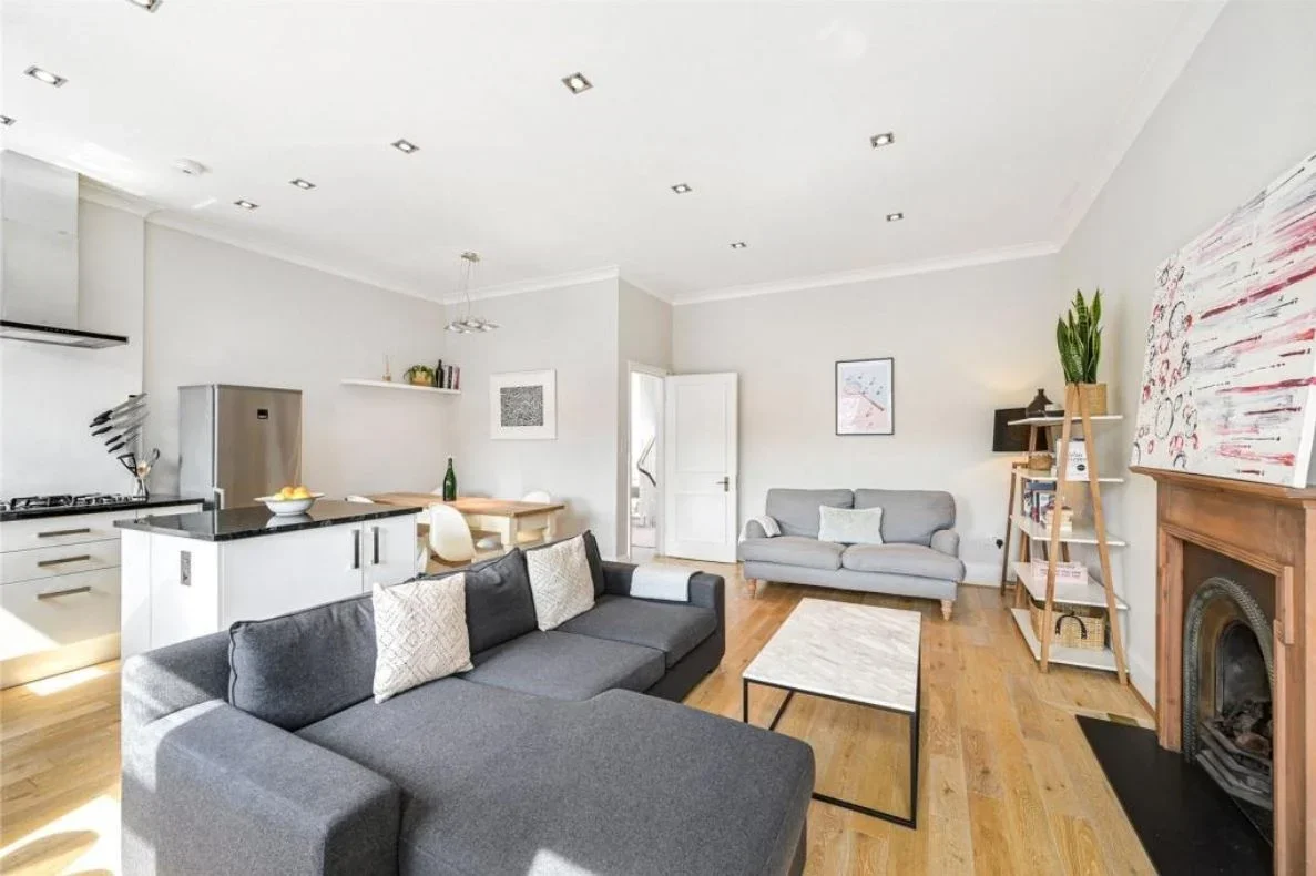 Flat Rosary Gardens in Greater London