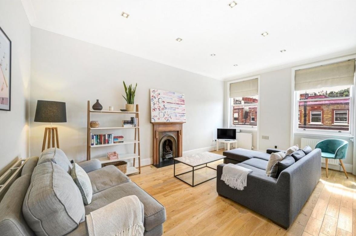Flat Rosary Gardens in Greater London