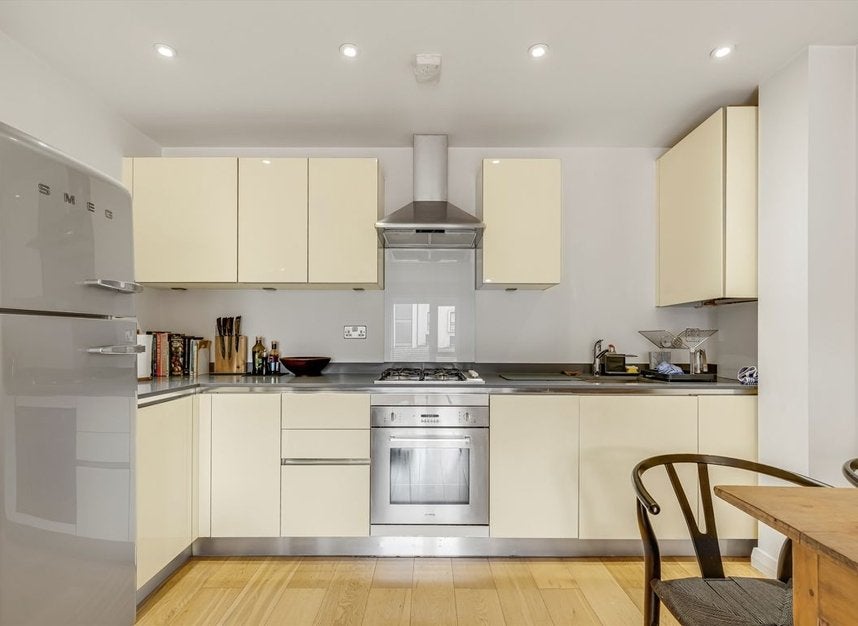 Flat Cresset Road in Greater London