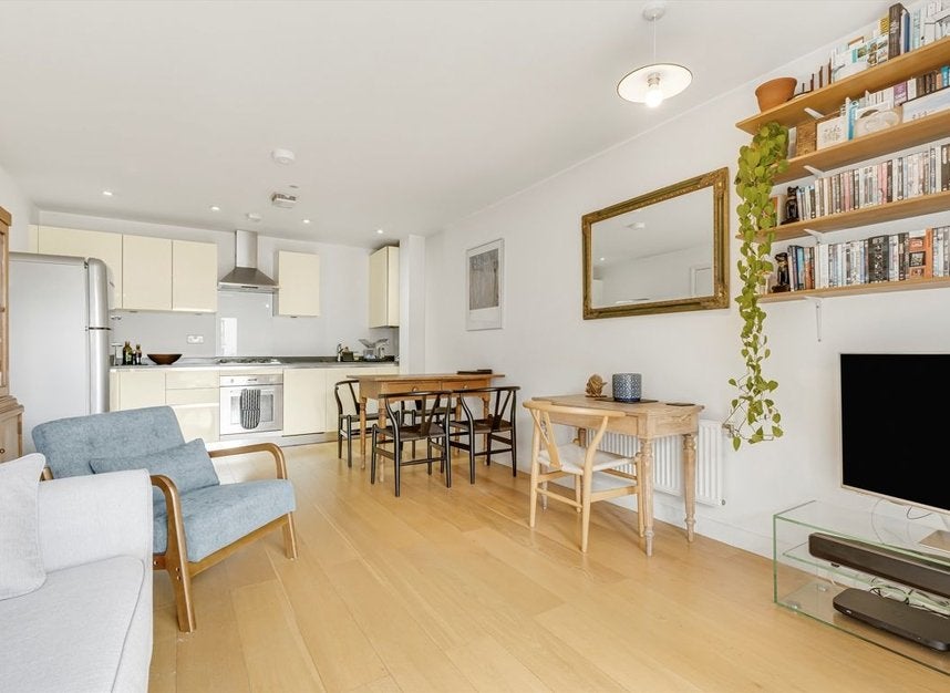 Flat Cresset Road in Greater London