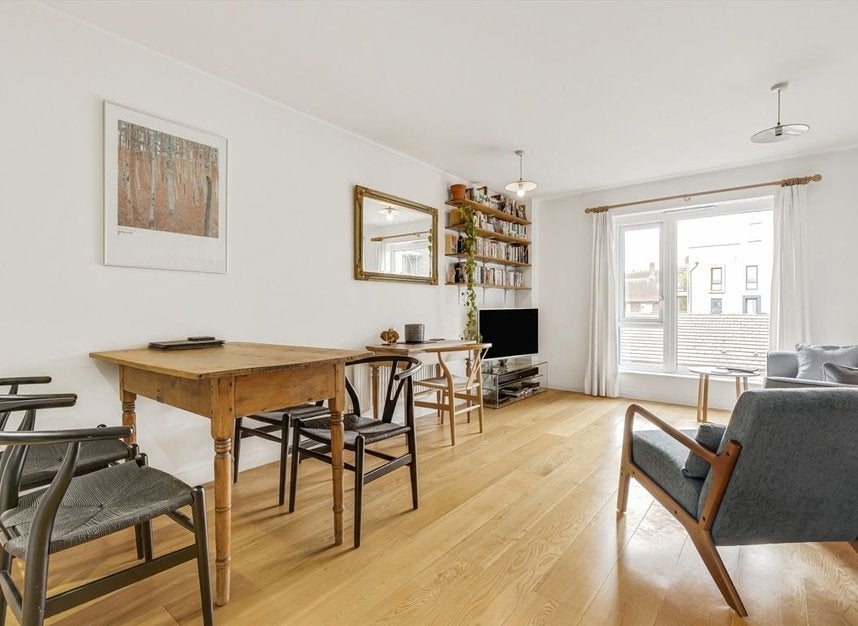 Flat Cresset Road in Greater London