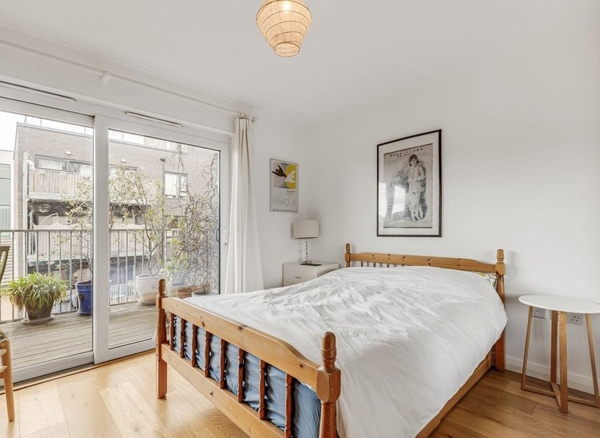 Flat Cresset Road in Greater London