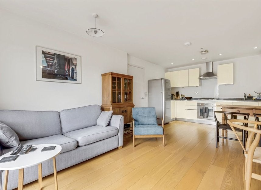 Flat Cresset Road in Greater London