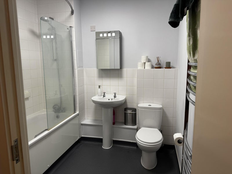 Room Pomfret Place in Greater London