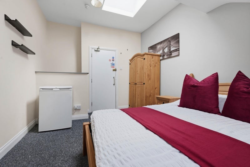 Room Albany Road in Coventry