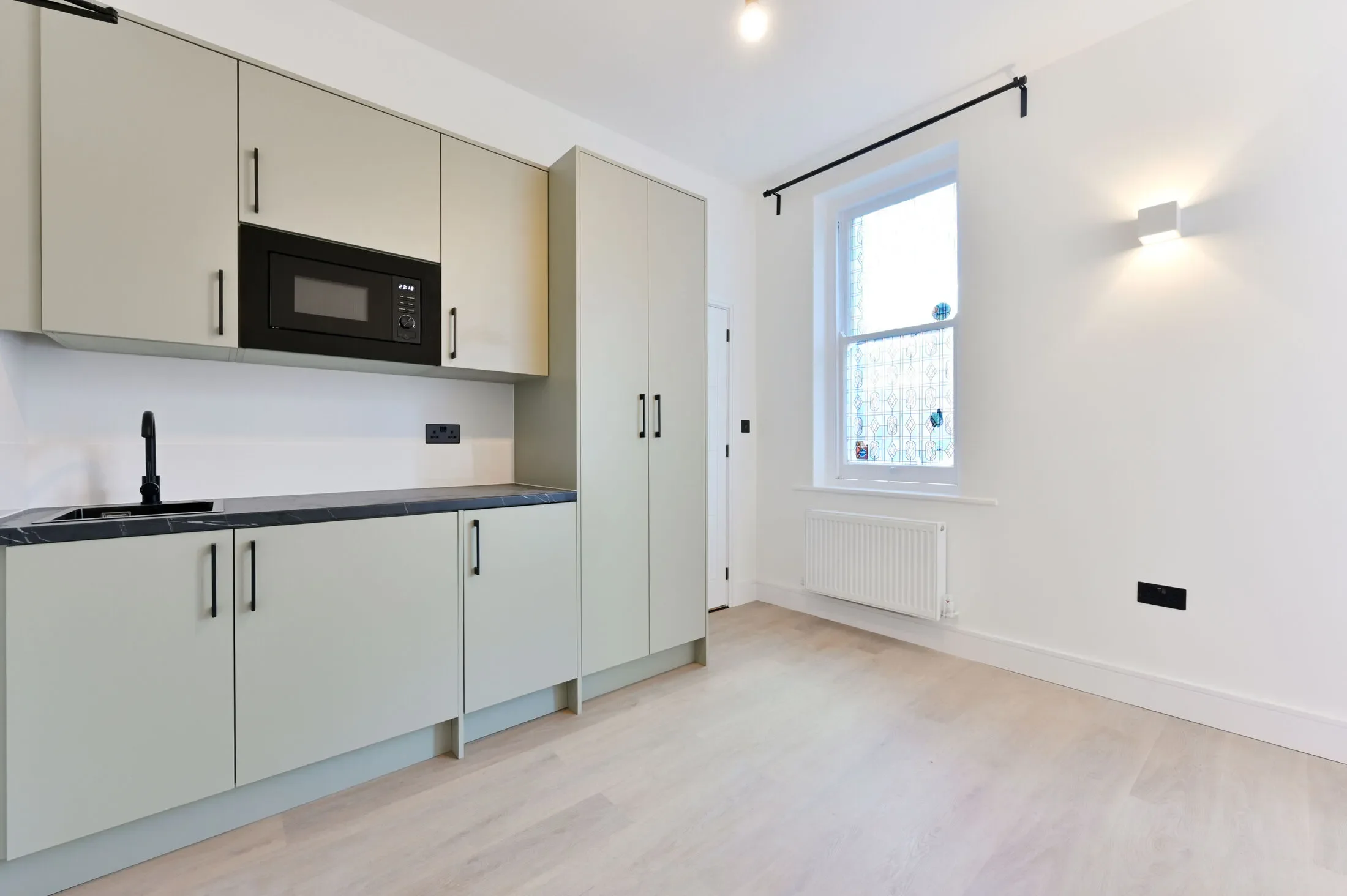 Flat Montpelier Road in Greater London