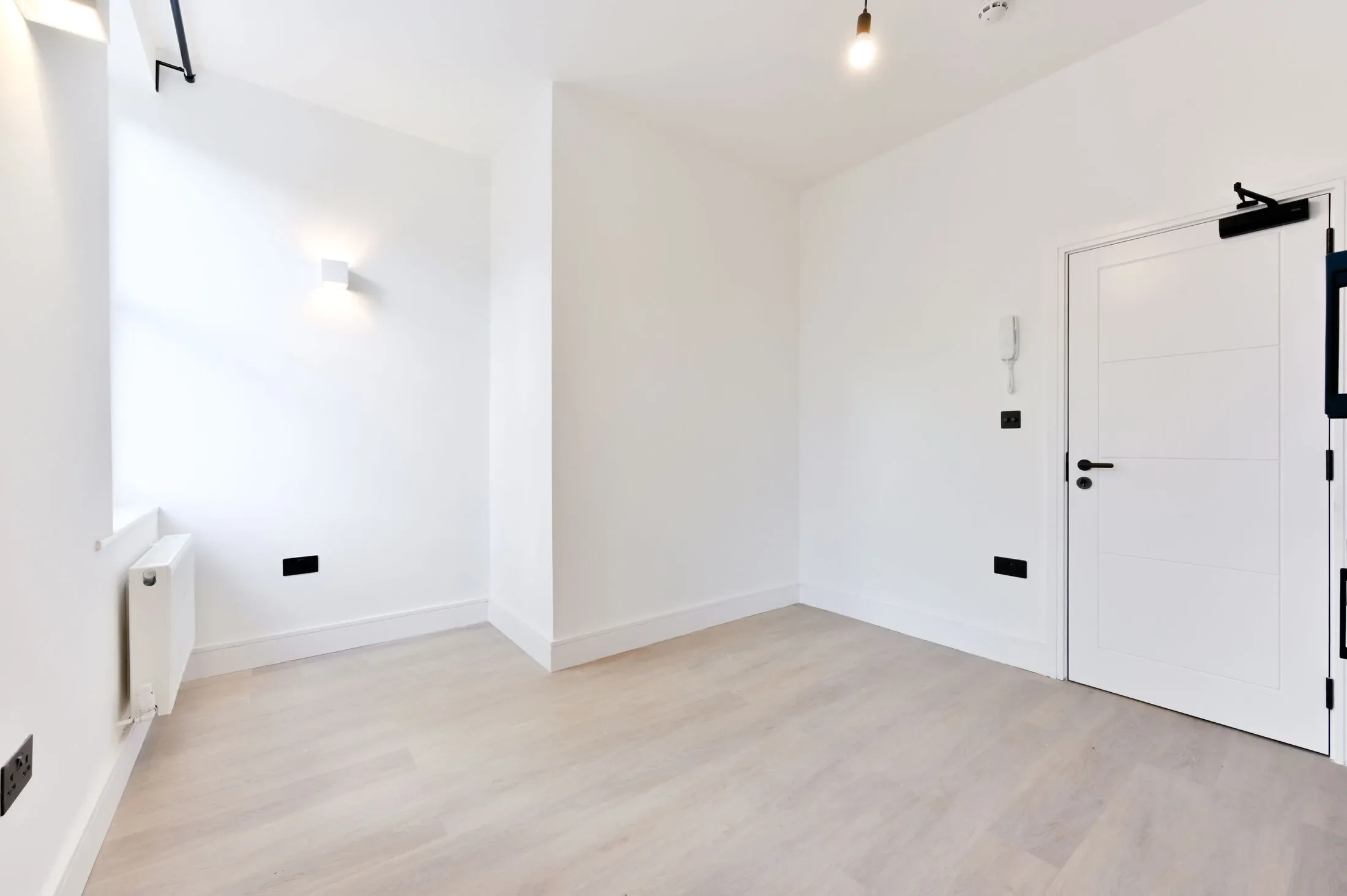 Flat Montpelier Road in Greater London
