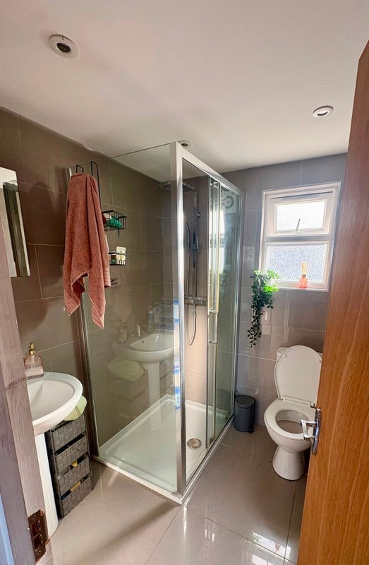 Room Beverstone Road in Greater London