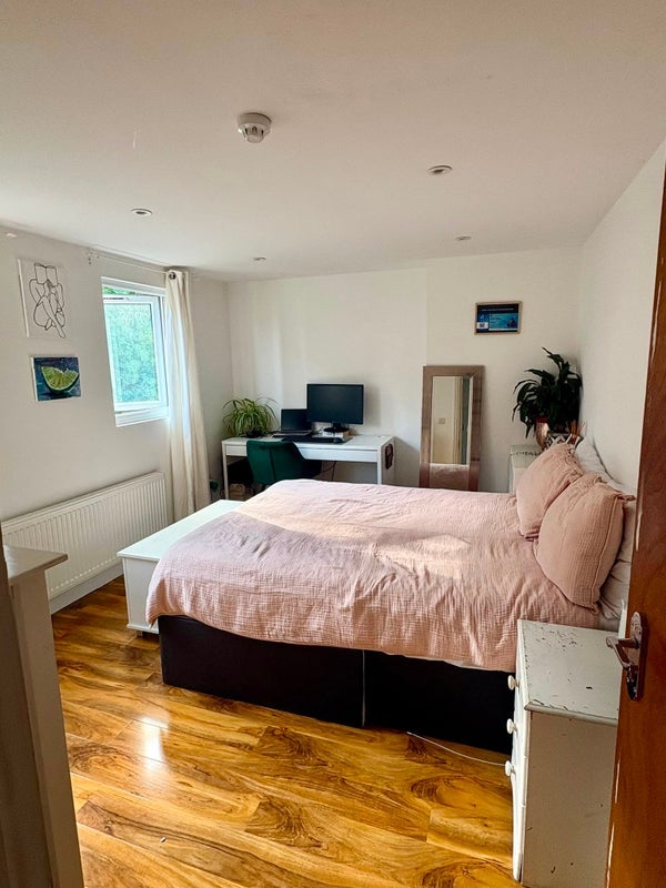 Room Beverstone Road in Greater London