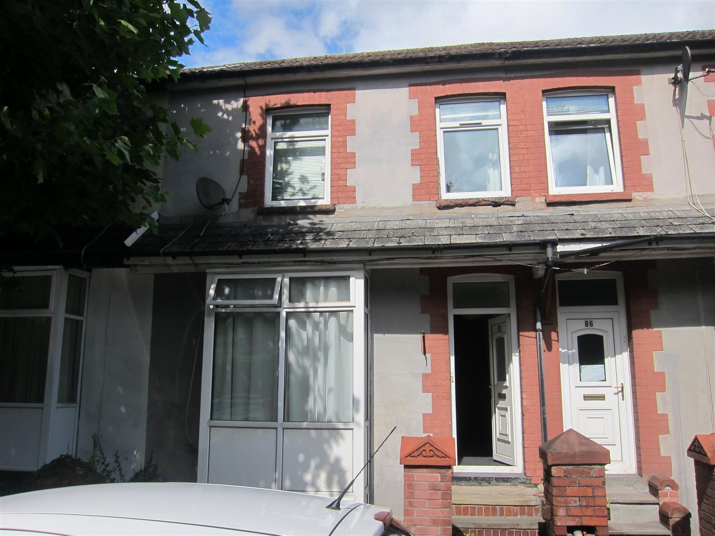 Flat Cliff Terrace in Pontypridd
