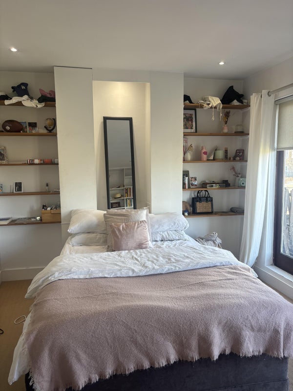Flat Holmead Road in Greater London