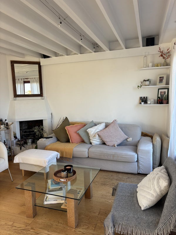 Flat Holmead Road in Greater London