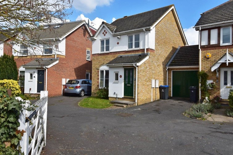 House Tangmere Grove in Greater London