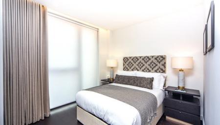 Flat Ponton Road in Greater London