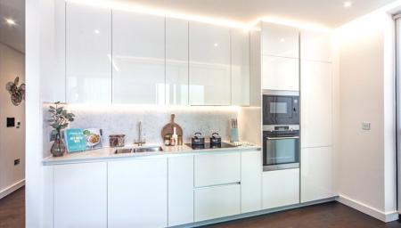 Flat Ponton Road in Greater London