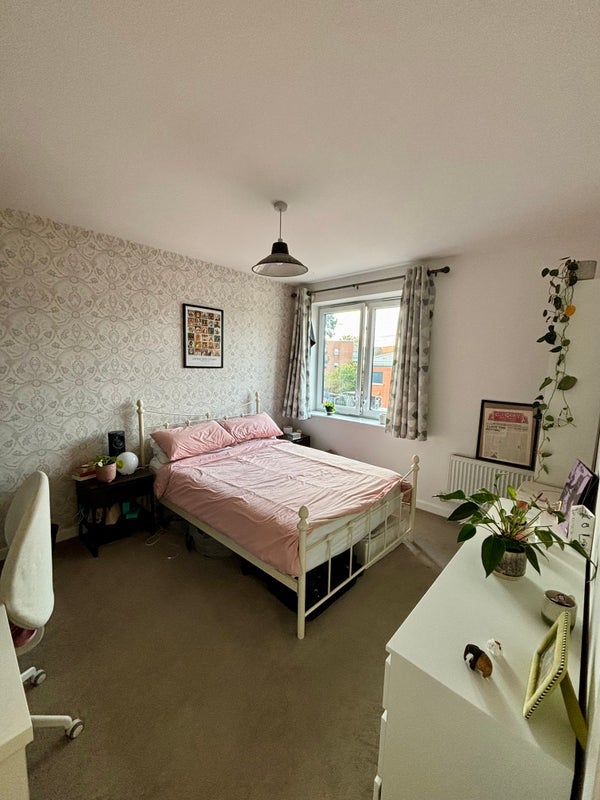 Room Hainault Road in Greater London