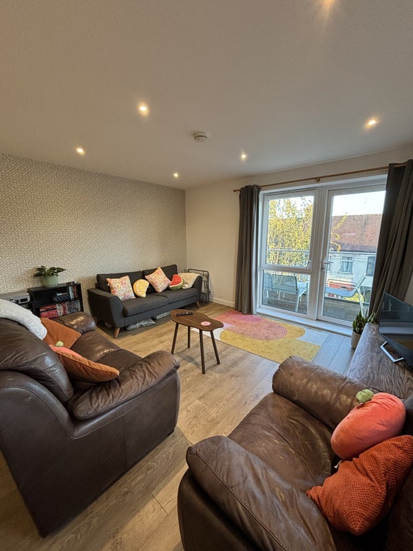 Room Hainault Road in Greater London