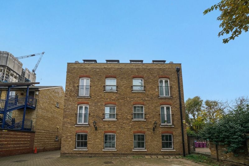 Flat Rainhill Way in Greater London
