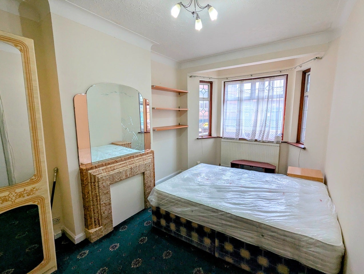 Room Litchfield Avenue in Greater London