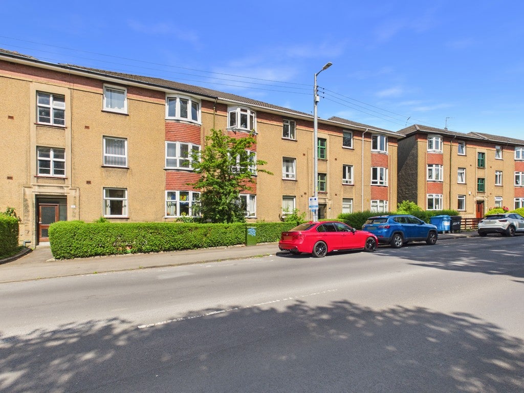 Flat Dorchester Avenue in Glasgow