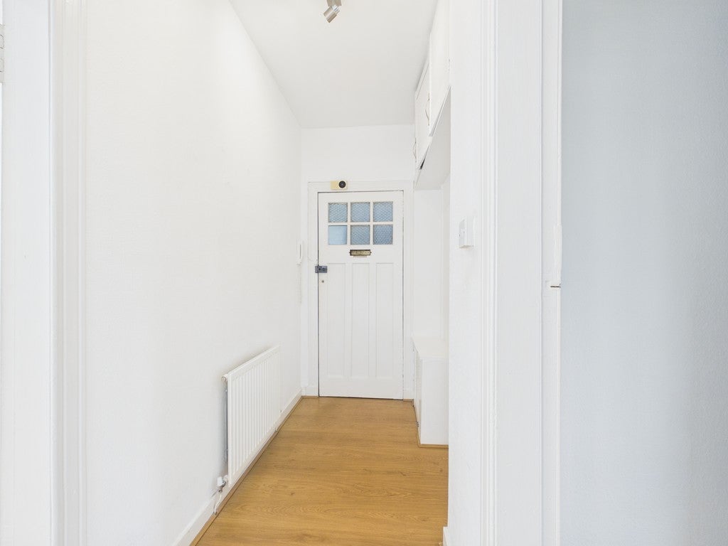 Flat Dorchester Avenue in Glasgow