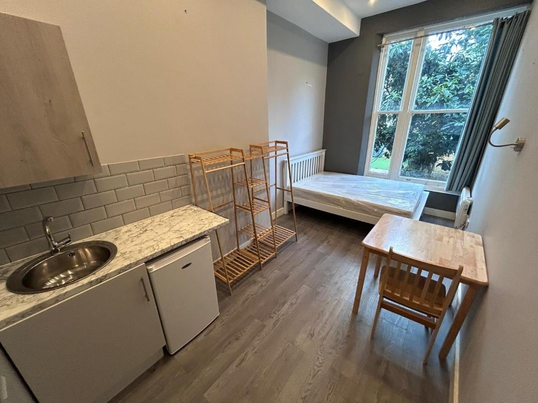 Room Amhurst Road in Greater London