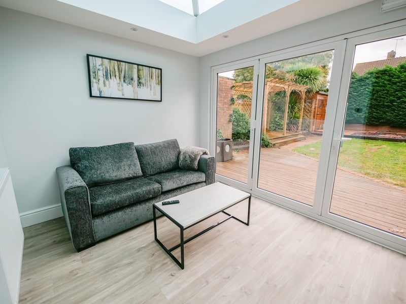Room Woodfield Road in Crawley