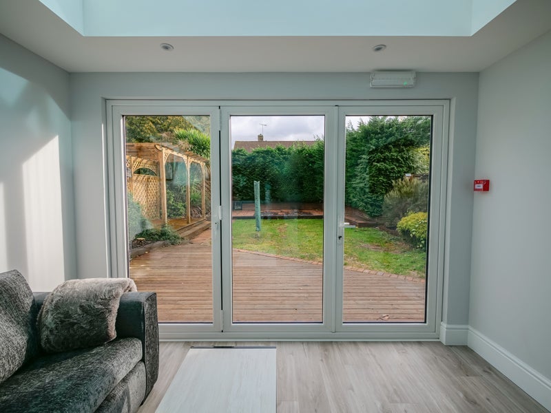 Room Woodfield Road in Crawley