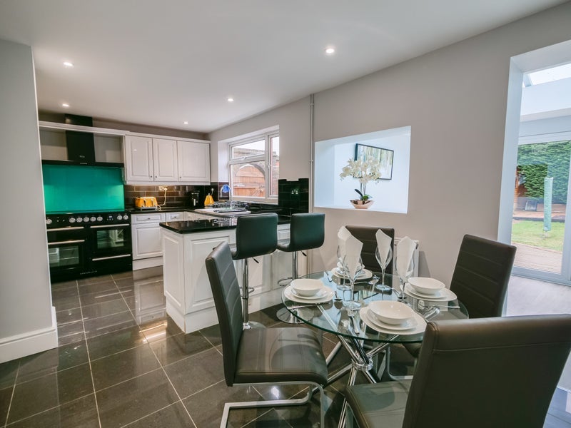 Room Woodfield Road in Crawley