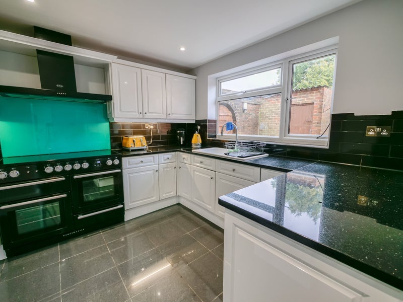Room Woodfield Road in Crawley