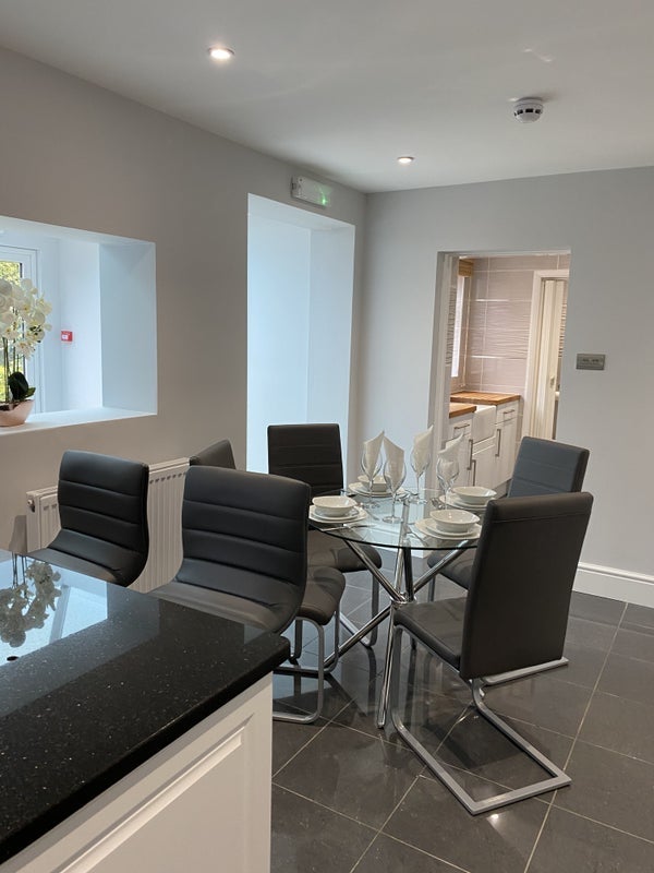 Room Woodfield Road in Crawley