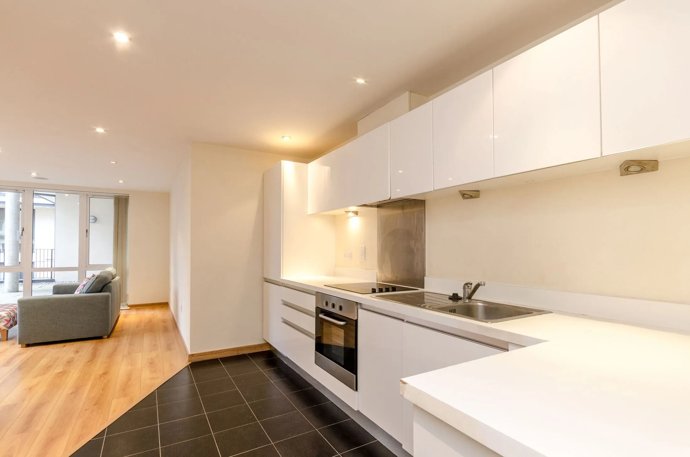 Flat Martyr Road in Guildford