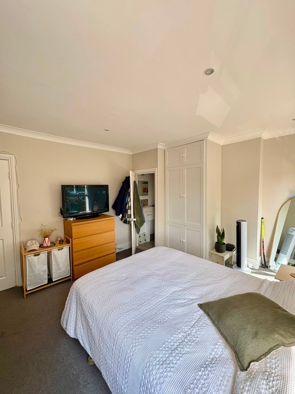Room Dalyell Road in Greater London