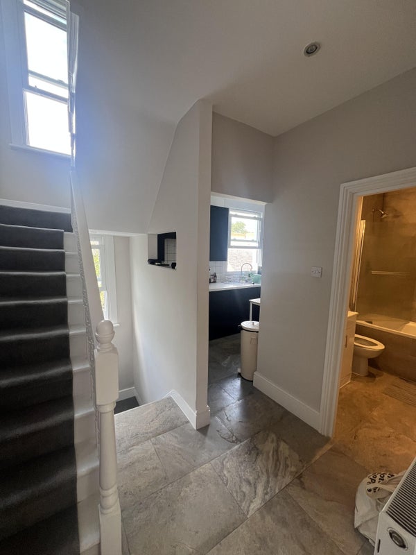 Room Dalyell Road in Greater London
